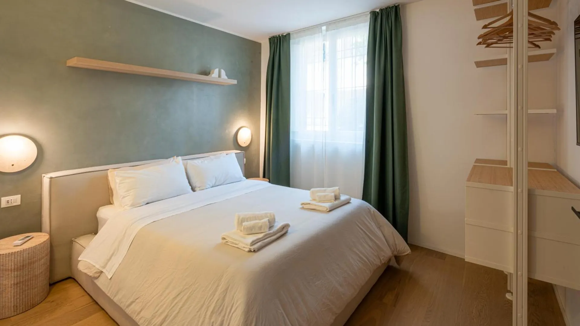 Suite At The Tower - 20 Minutes From Milan And Como, 10 Minutes From Monza Seregno